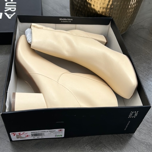 Naturalizer Wrenley Bootie (Wide) - Picture 2 of 9